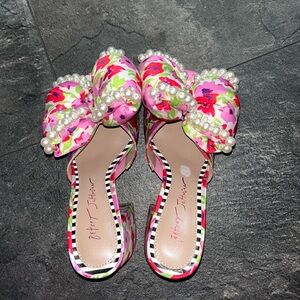 Women’s Betsy Johnson heels size 7 never been used